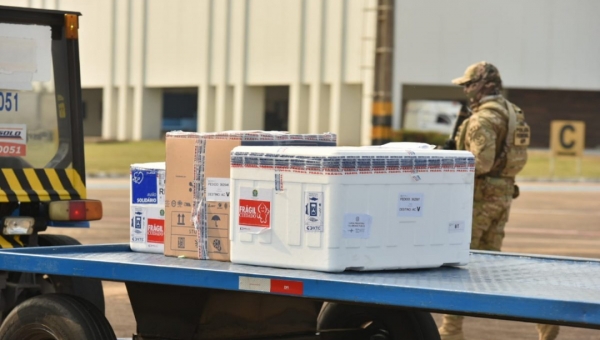 Acre recebe mais de 26 mil doses de vacina contra a Covid-19 neste sábado